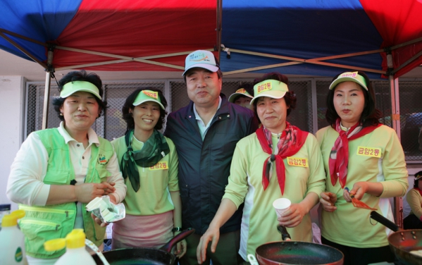 제16회 전주시민체육대회 금암동 주민들과 기념촬영