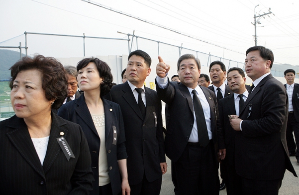 경남 김해 봉하마을 노무현 전 대통령 합동분향소 조문