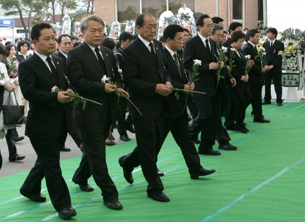 김해 봉하마을 노무현 전 대통령 합동분향소 조문
