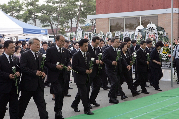 경남 김해 봉하마을 노무현 전 대통령 합동분향소 조문