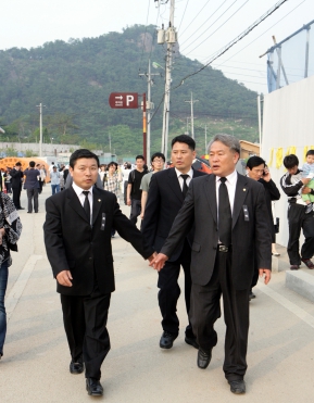 경남 김해 봉하마을 노무현 전 대통령 합동분향소 조문