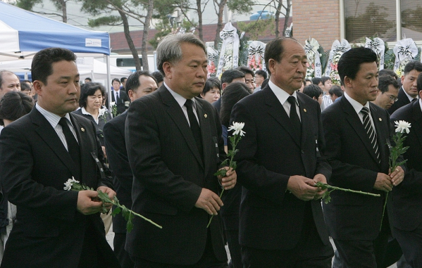 경남 김해 봉하마을 노무현 전 대통령 합동분향소 조문