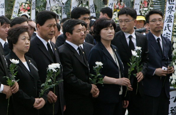 김해 봉하마을 노무현 전 대통령 합동분향소 조문