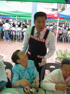 홀로 사는 어르신 음식대접 봉사활동