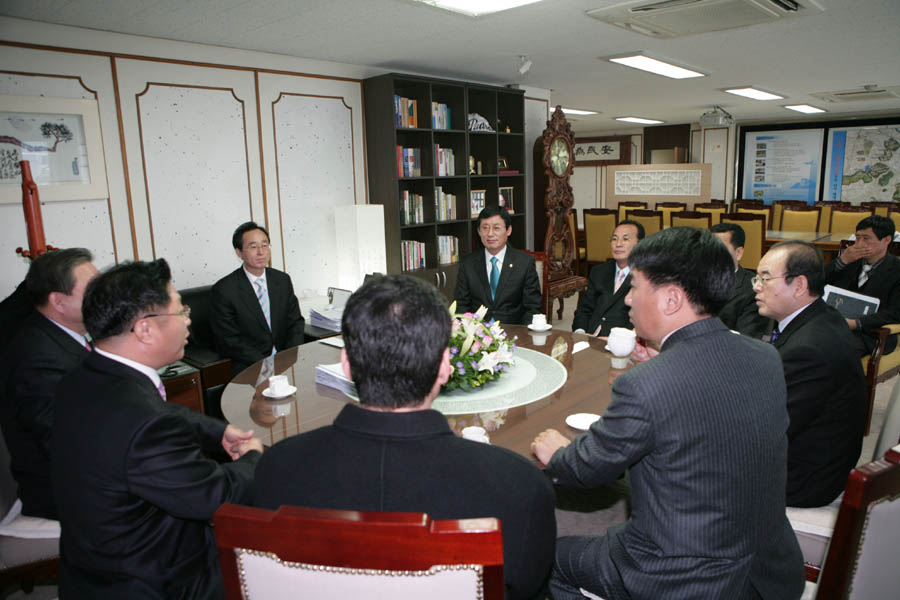 장학숙건립기금 전달