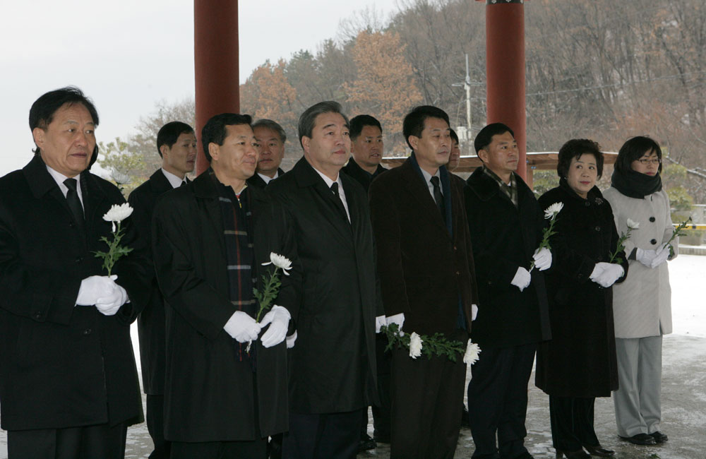 군경묘지 참배