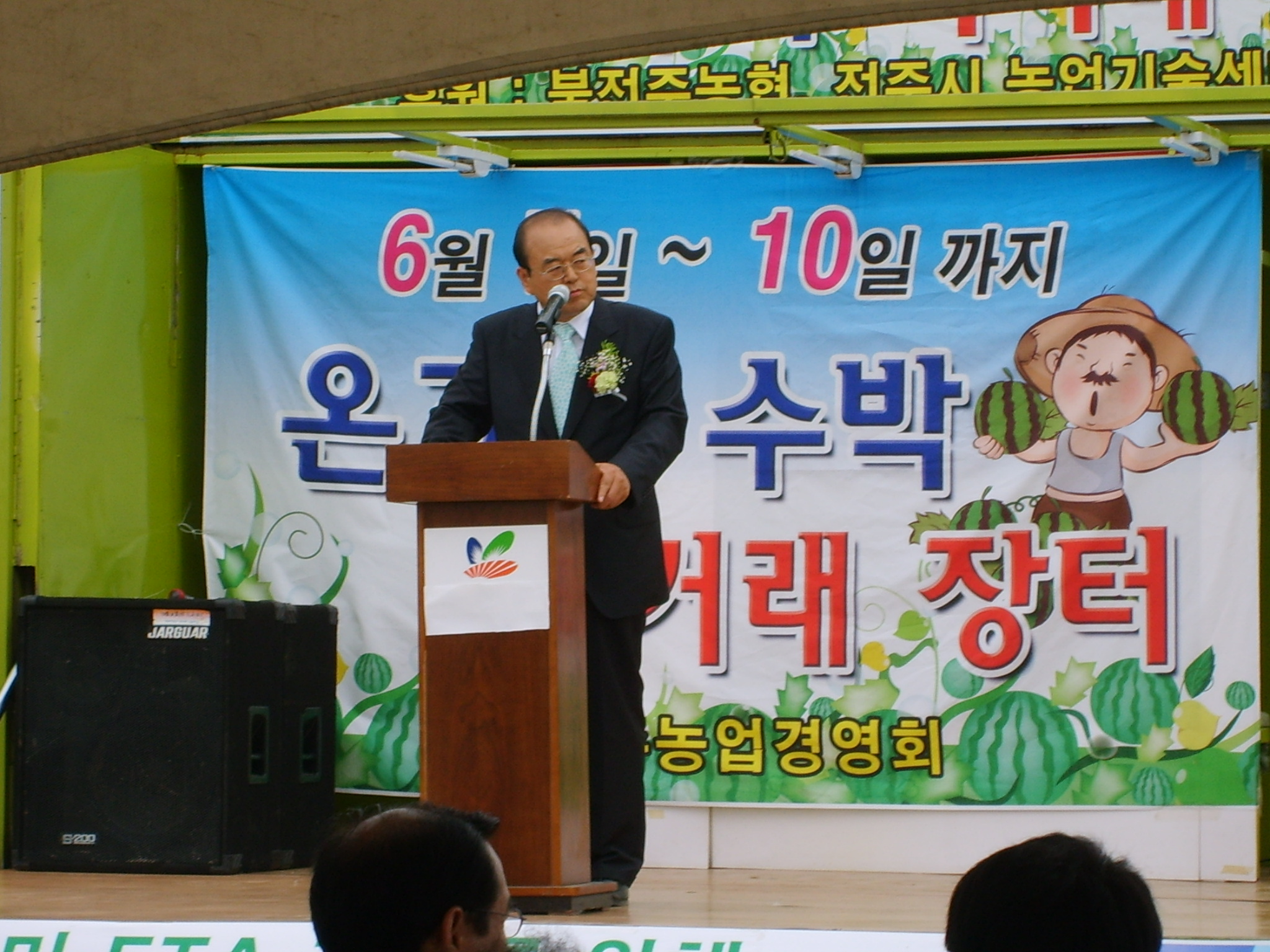 전주시새마을부녀회가 주관한 김장담그기 행사에 참석 주부들과 함께 김장을 담갔다