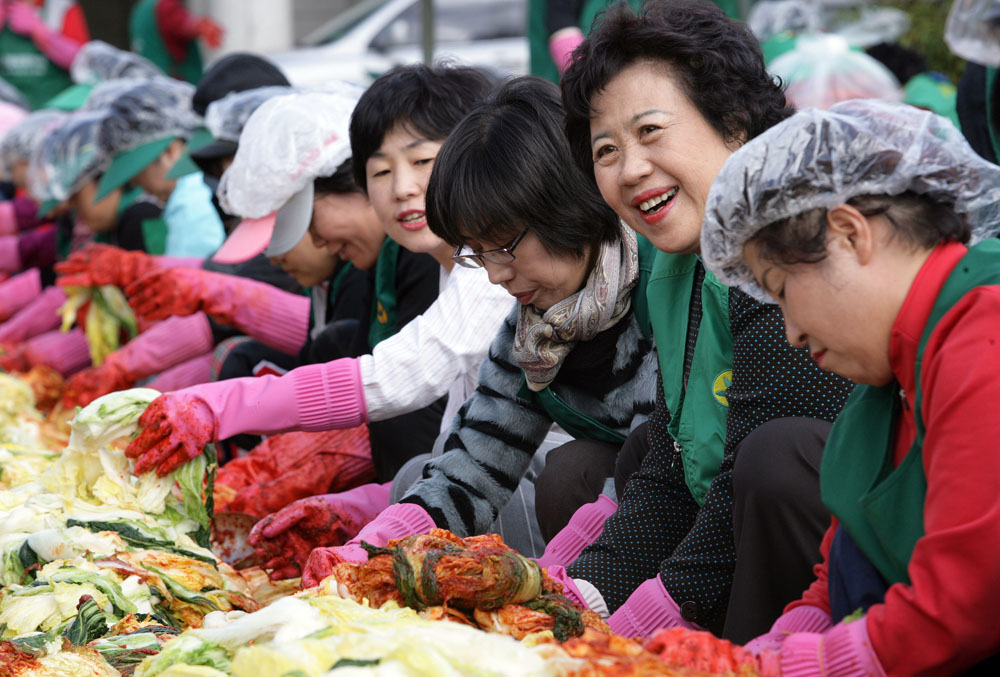 새마을회 회원들과 김장김치 담그기