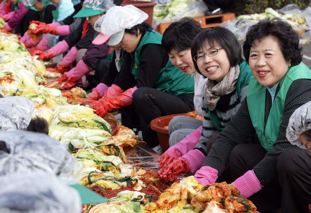 새마을 회원들과 김장담그기