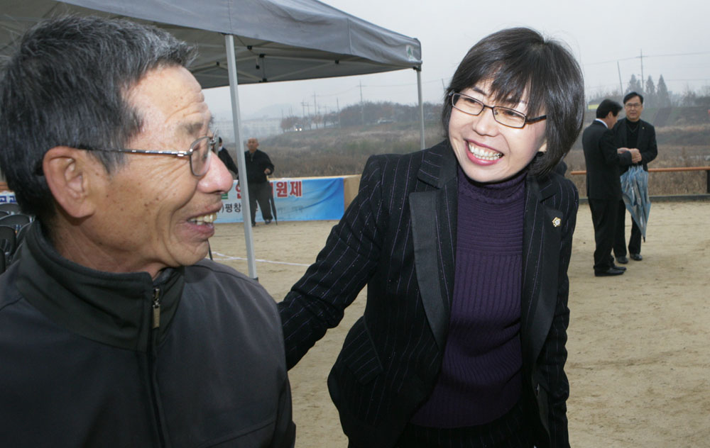 주민들과 악수를 나누며