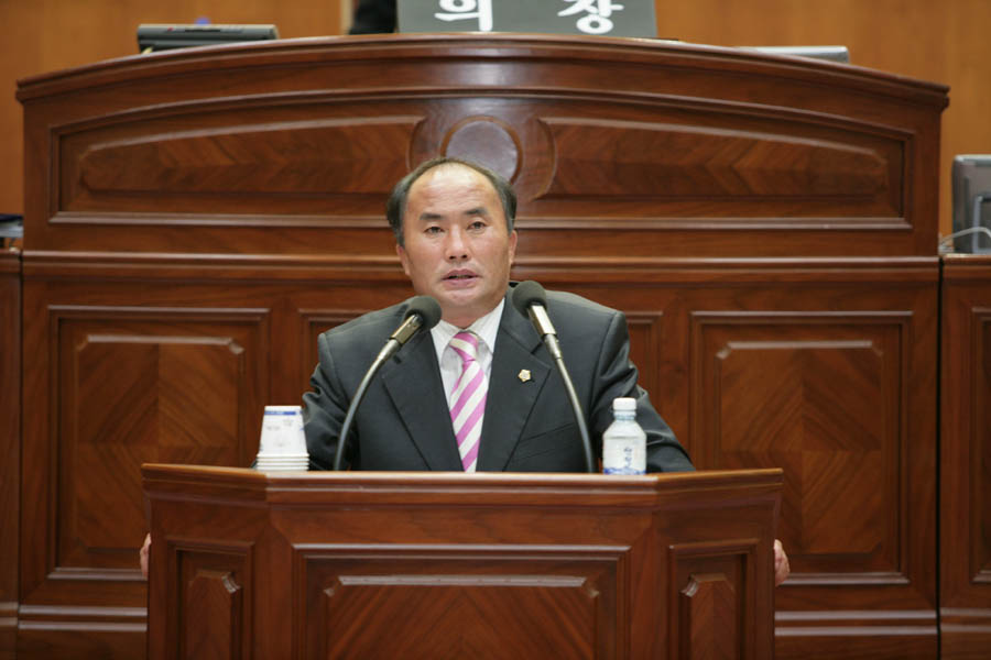 전미동 전당리 마을 숲 사업에 대해 마을 주민들에게 설명