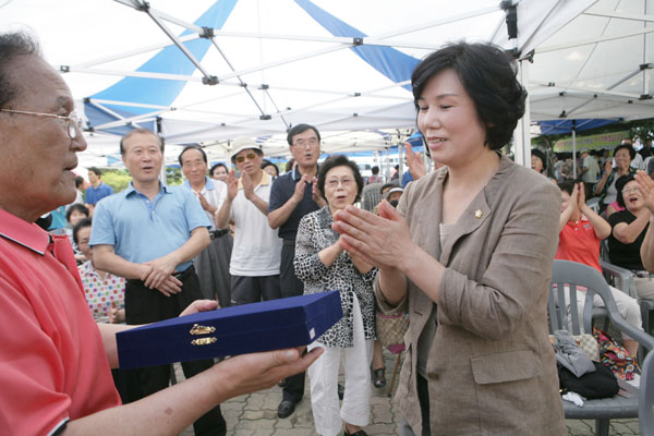 덕진수영장 시민들의 환호속에 재개장