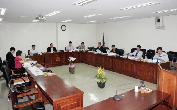 행정위원회 회의장면