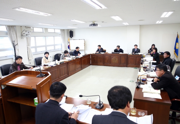 도시건설위원회 회의장면