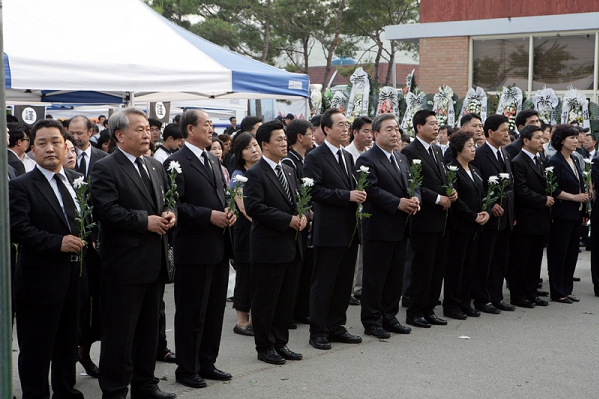 경남 김해 봉하마을 노무현 전 대통령 합동분향소 조문