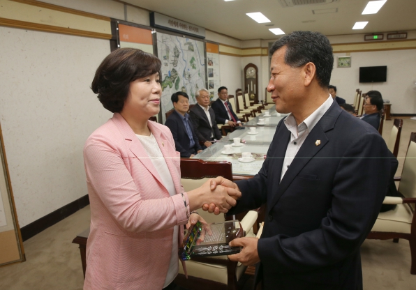 제10대 전반기 의장단 감사패수여