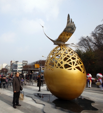 서학광장 조형물 제막식