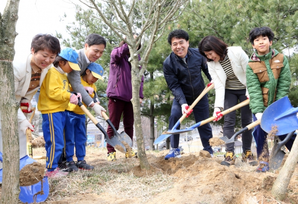 식목일 앞두고 나무심기
