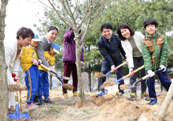 식목일 앞두고 나무심기