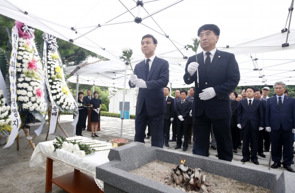 광복절 독립운동추념탑 참배