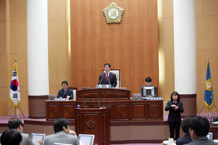 대형마트 일요 휴뮤 조례 첫 통과