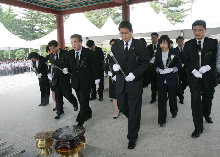 현충일 추념식 헌화