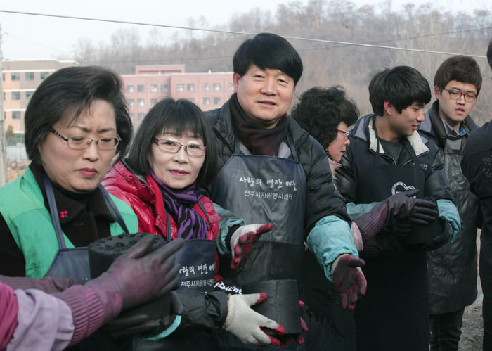 연탄나눔 봉사자들과 함께