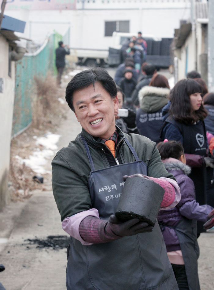 봉사자들과 함께 연탄나눔