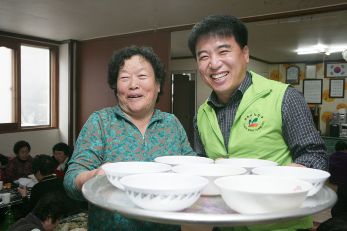 어르신들 떡국 나눔 봉사