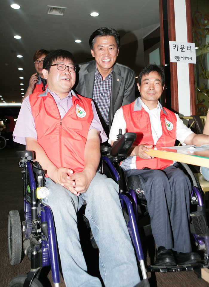 중증 장애우 바자회에서