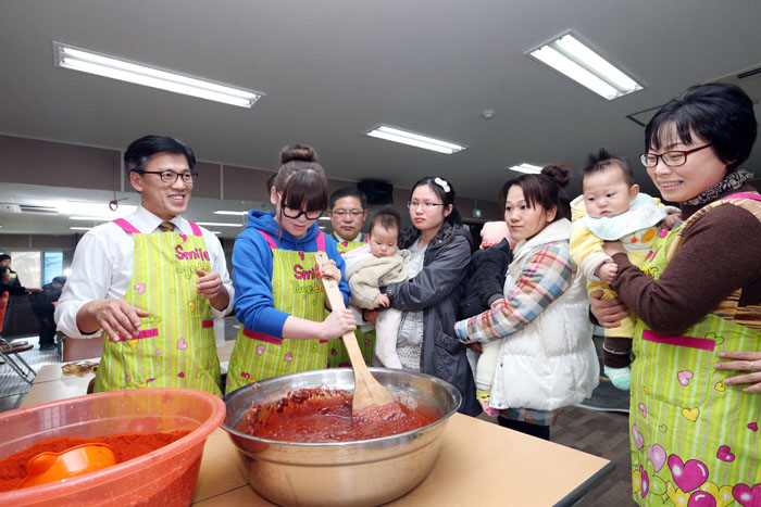 다문화 가족과 함께 고추장 담그기