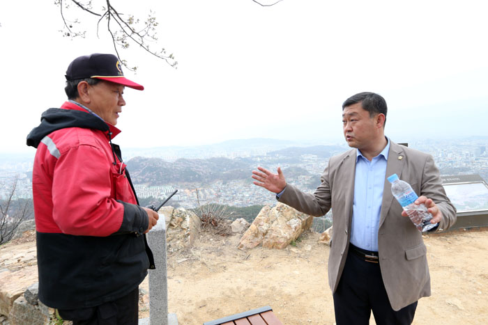 남고산성에서 산불감시원과