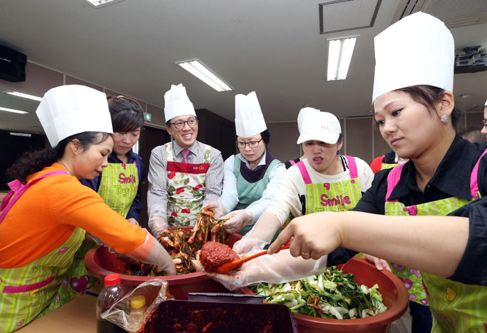 다문화가정 김치담그기